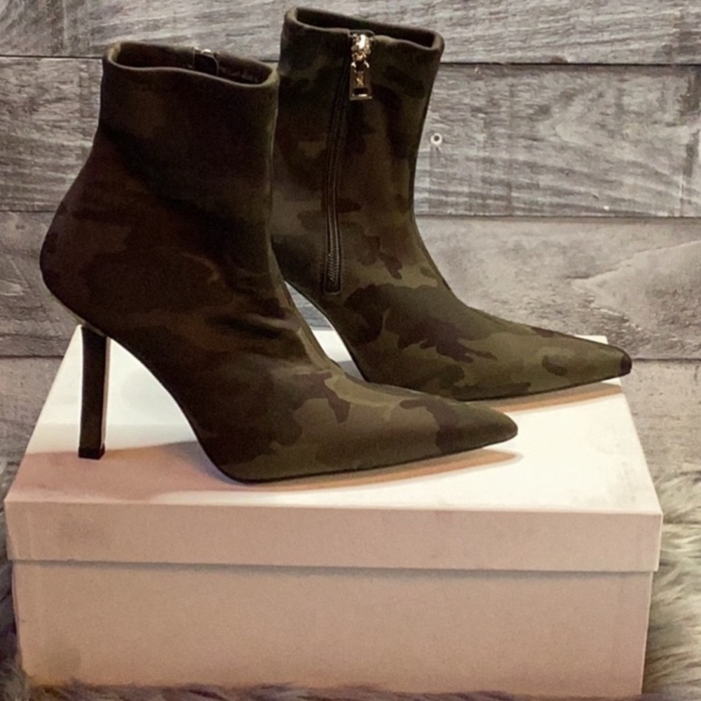 Good American Neoprene Kickstand Bootie. NO BOX. Comes with duster bag.